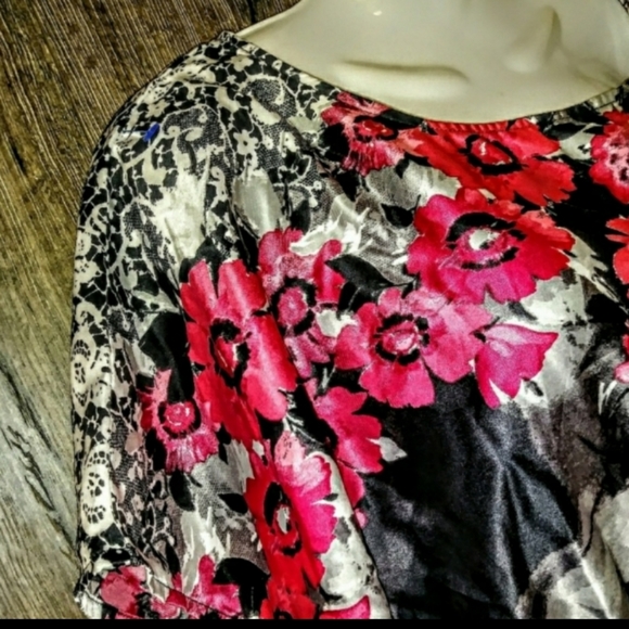 IZ Byer Top Size Medium Floral Batwing Smocked - Picture 10 of 12